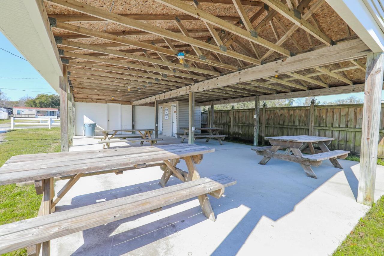 Spacious Home With Waterfront View-Welcome Pets Sneads Ferry Kültér fotó