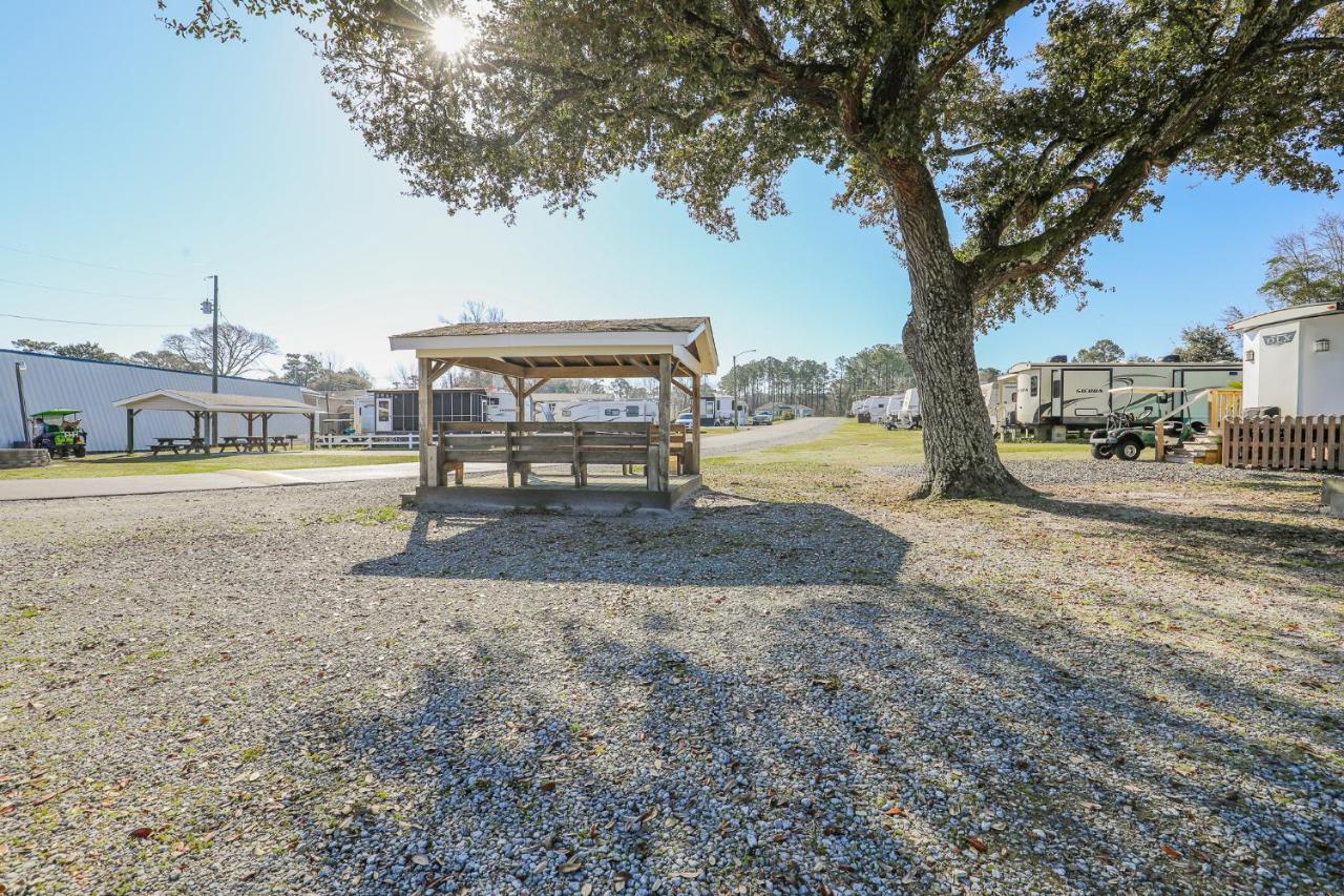 Spacious Home With Waterfront View-Welcome Pets Sneads Ferry Kültér fotó