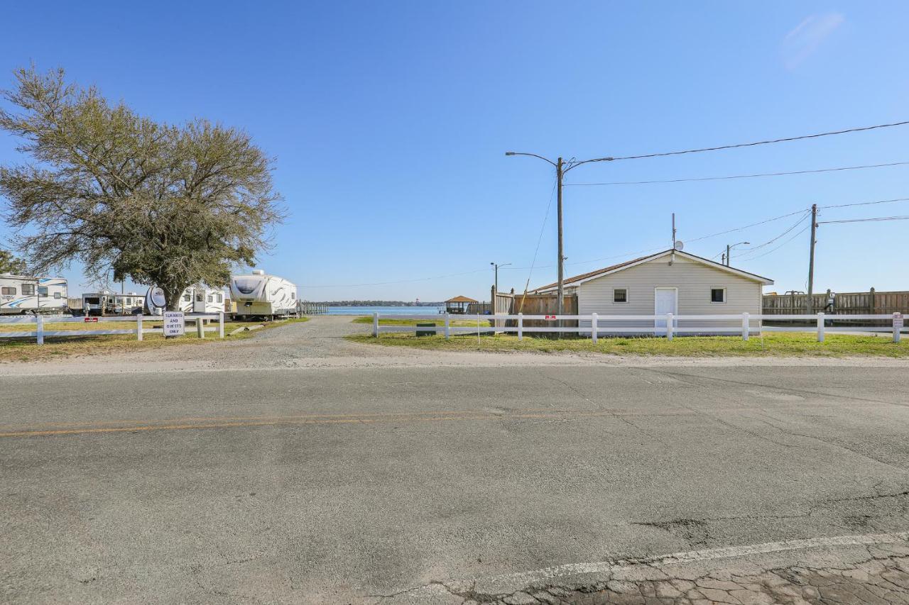 Spacious Home With Waterfront View-Welcome Pets Sneads Ferry Kültér fotó