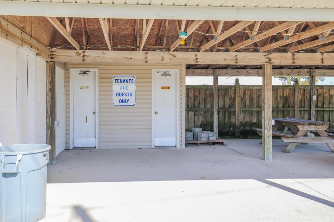 Spacious Home With Waterfront View-Welcome Pets Sneads Ferry Kültér fotó