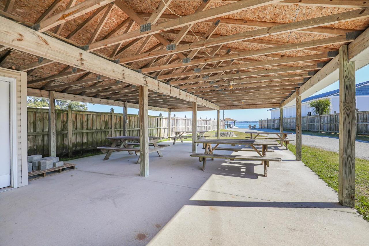 Spacious Home With Waterfront View-Welcome Pets Sneads Ferry Kültér fotó